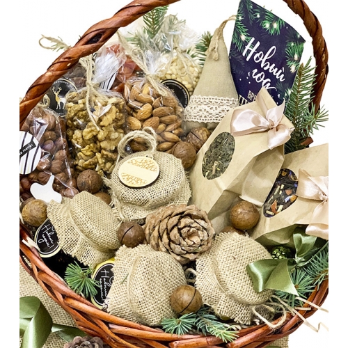 Новогодняя подарочная корзина с продуктами